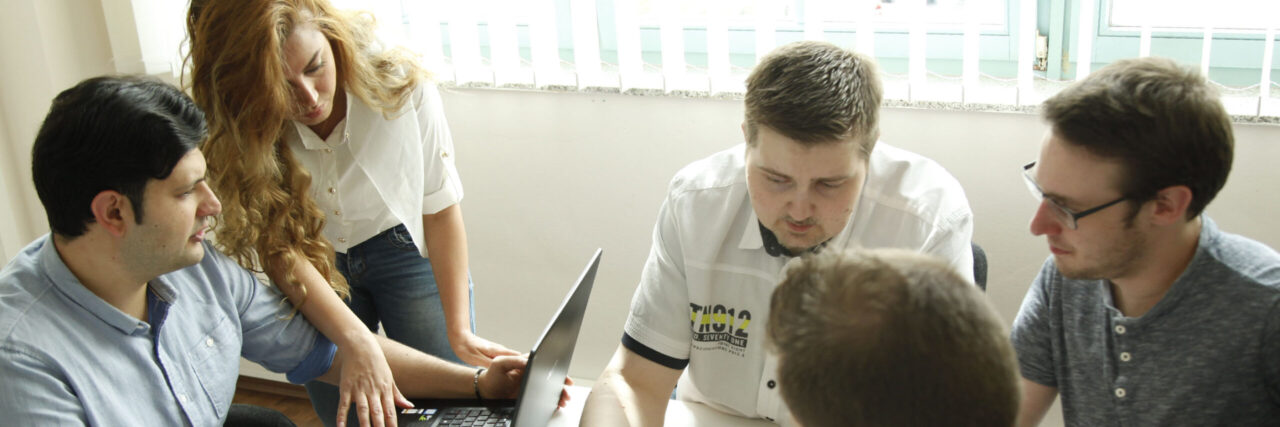 Gruppendiskussion mit Laptop